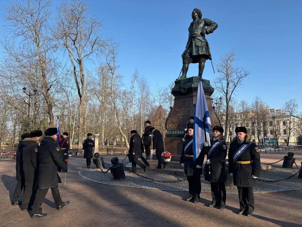 Военные следователи почтили память основания Ленинградской военно-морской базы в Кронштадте Военные следователи почтили память основания Ленинградской военно-морской базы в Кронштадте