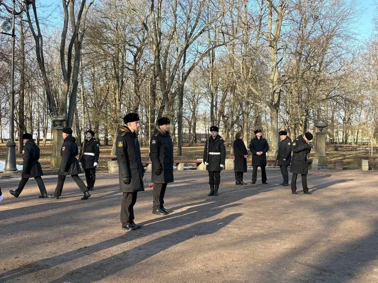 Военные следователи почтили память основания Ленинградской военно-морской базы в Кронштадте Военные следователи почтили память основания Ленинградской военно-морской базы в Кронштадте