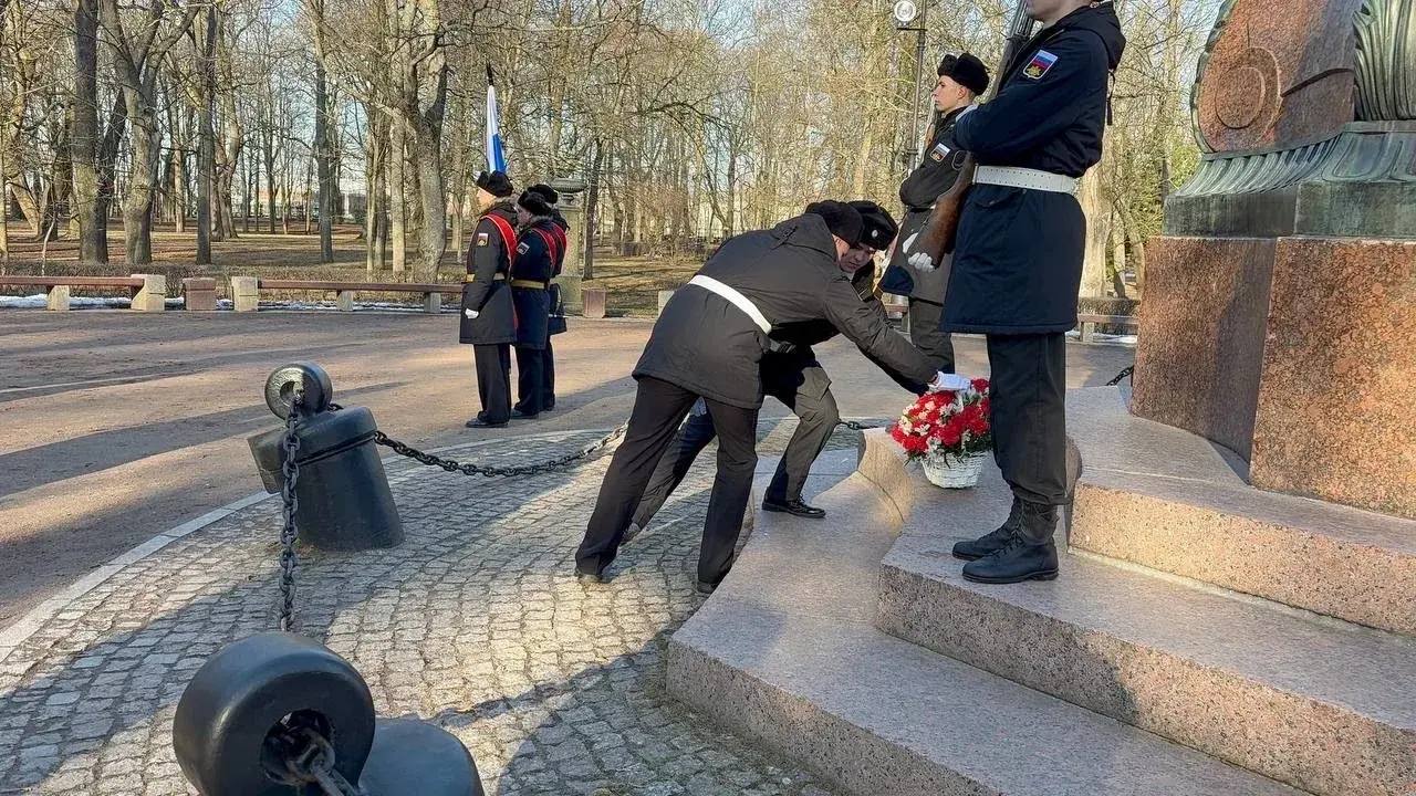 Военные следователи почтили память основания Ленинградской военно-морской базы в Кронштадте Военные следователи почтили память основания Ленинградской военно-морской базы в Кронштадте