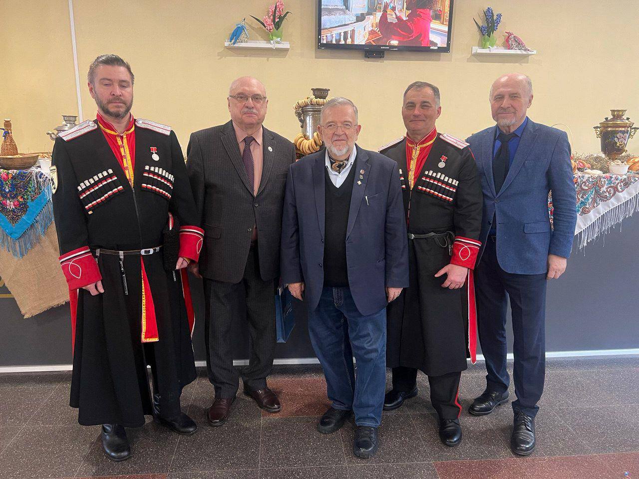 Владимир Зорин и Владимир Журавлев приняли участие в обсуждении проведения Года единства народов России в Ленинградской области Владимир Зорин и Владимир Журавлев приняли участие в обсуждении проведения Года единства народов России в Ленинградской области