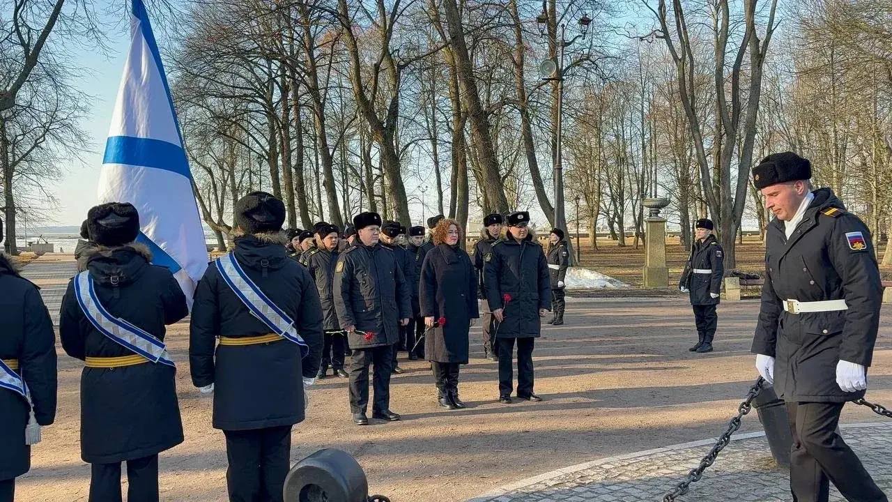 Военные следователи почтили память основания Ленинградской военно-морской базы в Кронштадте Военные следователи почтили память основания Ленинградской военно-морской базы в Кронштадте