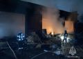 Огнеборцы ликвидируют пожар в складском здании
