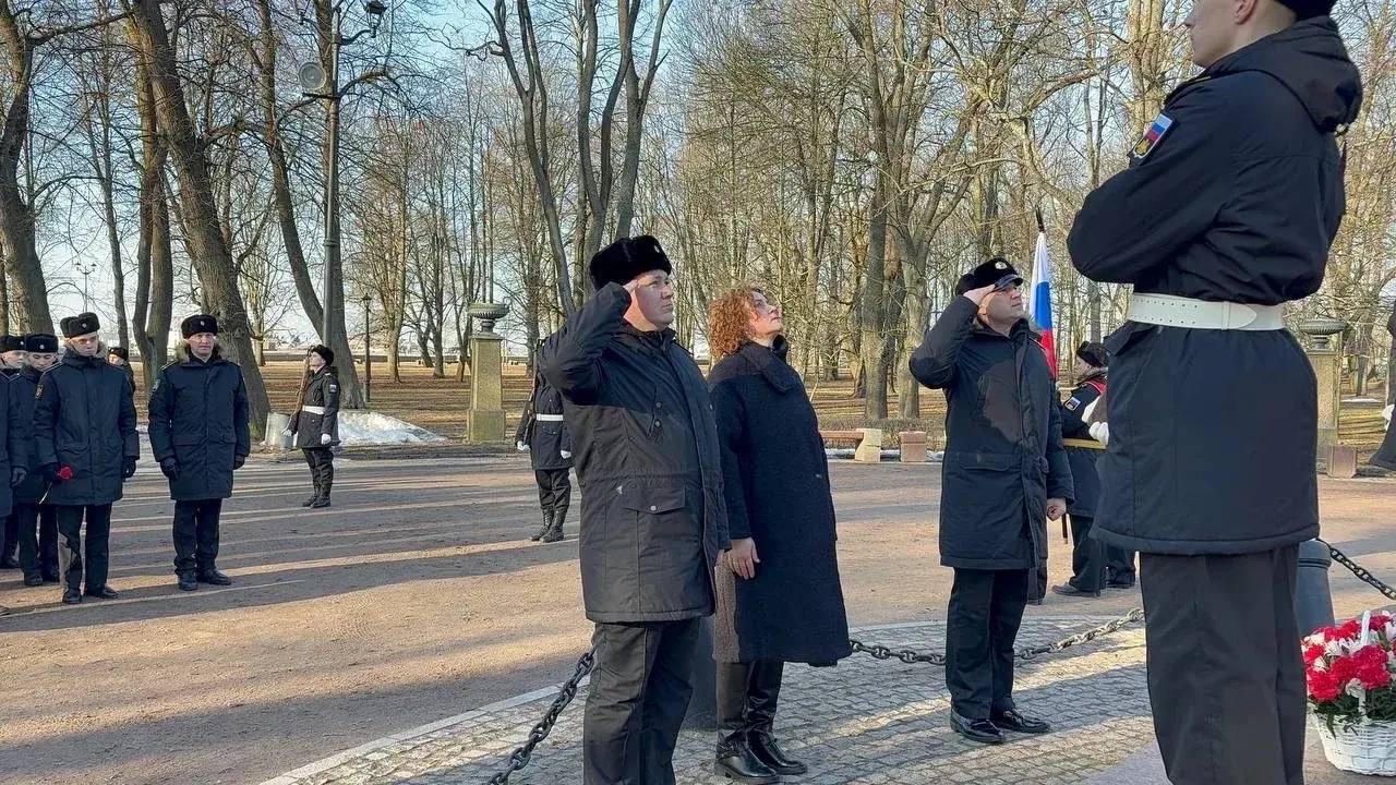 Военные следователи почтили память основания Ленинградской военно-морской базы в Кронштадте Военные следователи почтили память основания Ленинградской военно-морской базы в Кронштадте