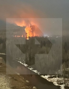 Склад вспыхнул в Мурино в Ленобласти, сообщили в МЧС