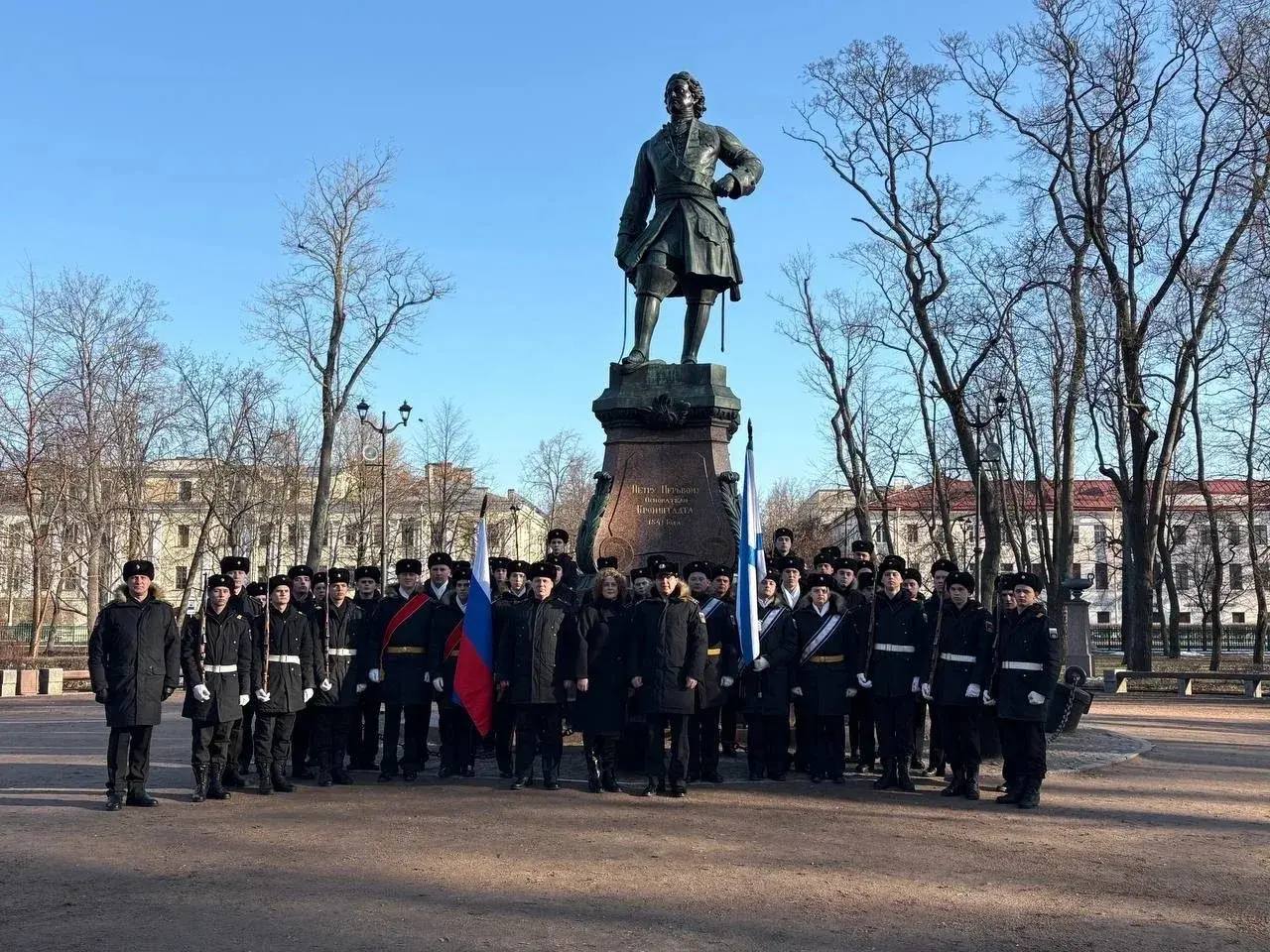 Военные следователи почтили память основания Ленинградской военно-морской базы в Кронштадте Военные следователи почтили память основания Ленинградской военно-морской базы в Кронштадте