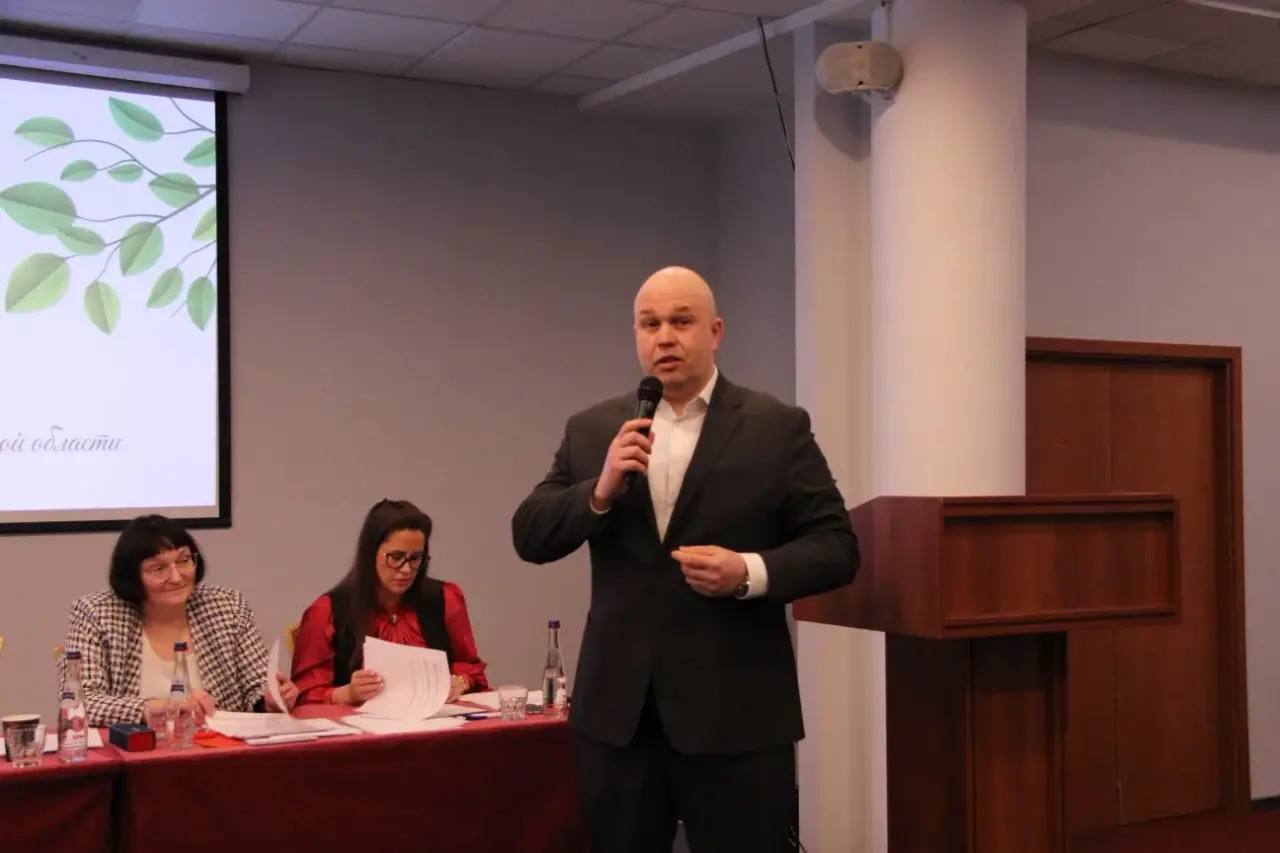 В рамках Отчетного собрания членов Нотариальной палаты Ленинградской области заместитель председателя Избирательной комиссии Ленинградской области Фёдор Замятин наградил нотариусов и помощников нотариусов за содействие и... В рамках Отчетного собрания членов Нотариальной палаты Ленинградской области заместитель председателя Избирательной комиссии Ленинградской области Фёдор Замятин наградил нотариусов и помощников нотариусов за содействие и...