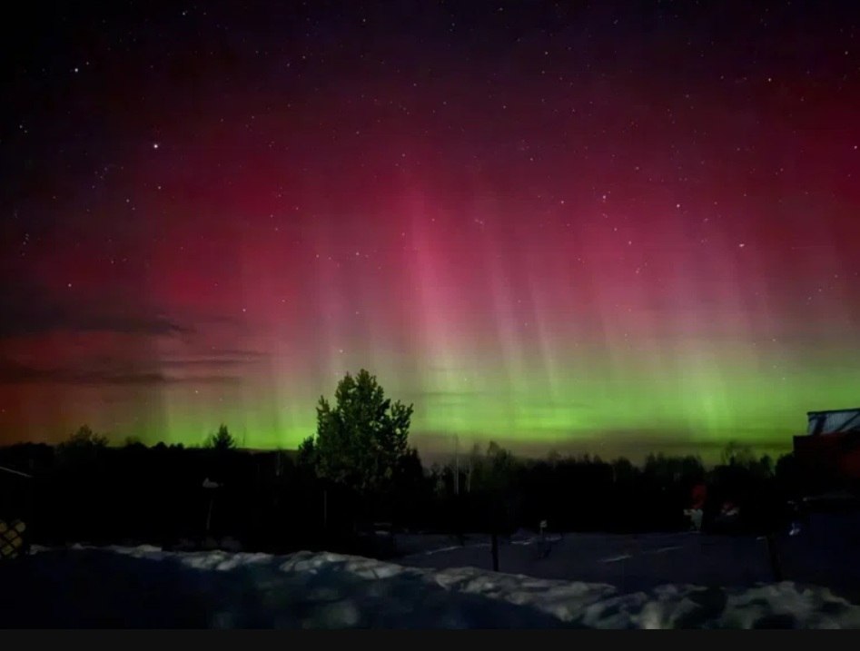 1 Сильная магнитная буря раскрасила небо России в цвета белорусского флага