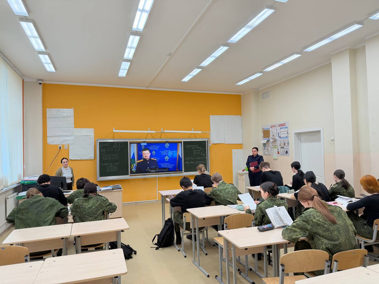 Помощником руководителя следственного управления (по общественно-политической работе) с обучающимися кадетских классов МОБУ СОШ «Муринский центр образования № 4» проведена профилактическая беседа, направленная на недопущение... Помощником руководителя следственного управления (по общественно-политической работе) с обучающимися кадетских классов МОБУ СОШ «Муринский центр образования № 4» проведена профилактическая беседа, направленная на недопущение...