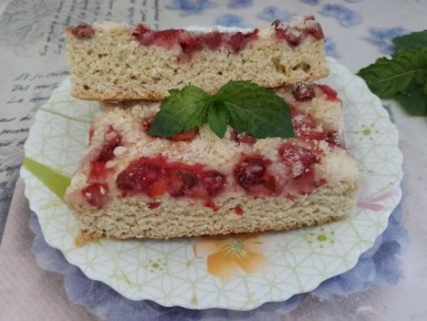 Удивительный пирог из песочного теста с клубничной начинкой и штрейзельной крошкой