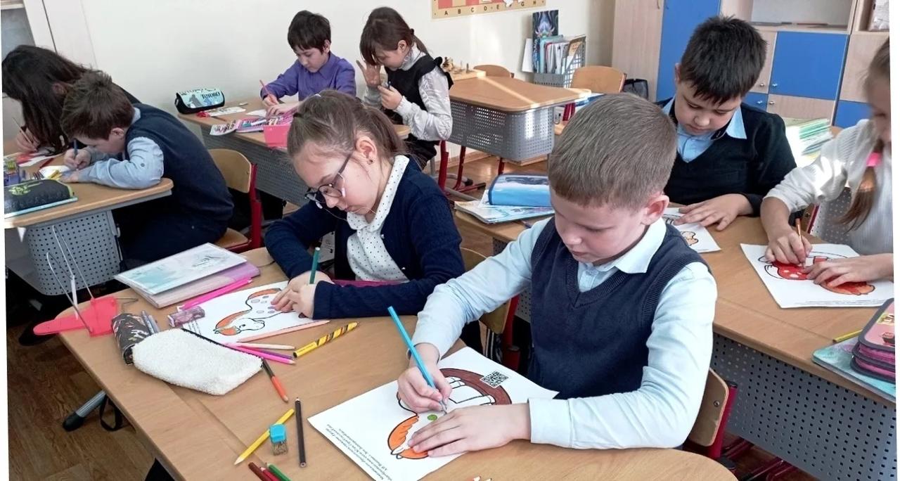 В Лужском гарнизоне школьники написали письма героям СВО