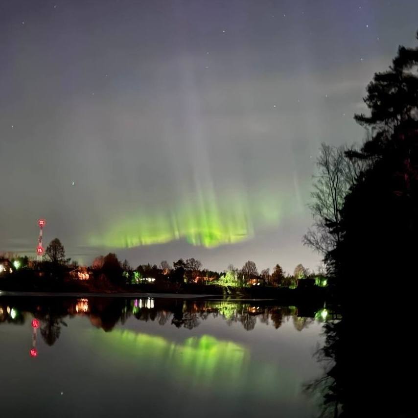 Чудеса природы: полярное сияние наблюдали жители разных регионов России сегодня ночью Чудеса природы: полярное сияние наблюдали жители разных регионов России сегодня ночью