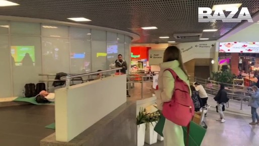 В Пулково задержано более 80рейсов, отменено 62, на запасные аэродромы ушло почти 50бортов — пассажиры спят на полу на фоне одной из самых масштабных атак БПЛА на Ленобласть и Петербург