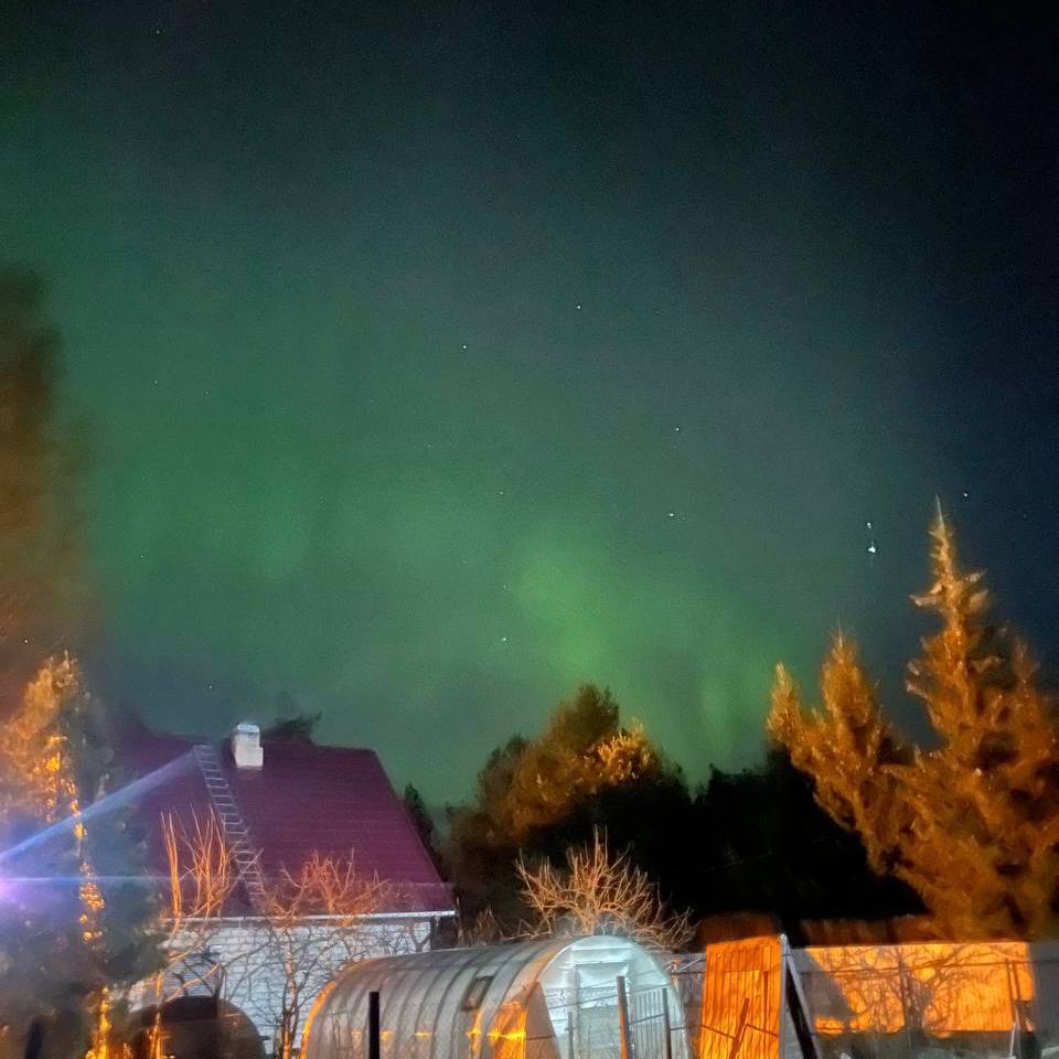Чудеса природы: полярное сияние наблюдали жители разных регионов России сегодня ночью Чудеса природы: полярное сияние наблюдали жители разных регионов России сегодня ночью