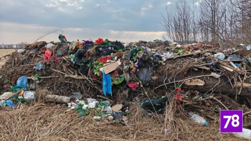 Кладбищенские венки, ленты и фрагменты памятников выбросили в поле в Ломоносовском районе Ленобласти