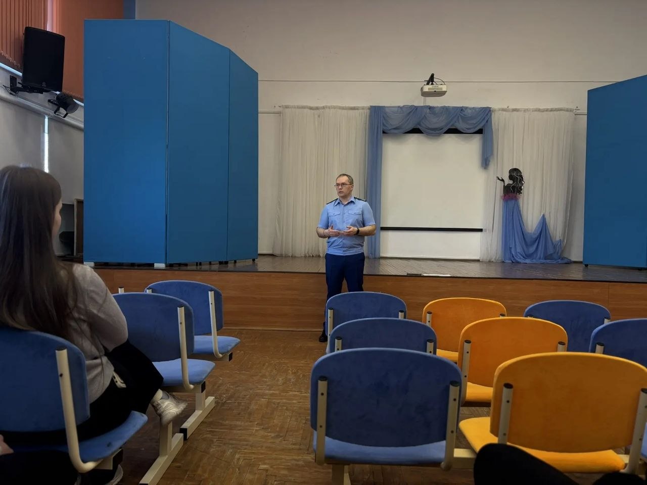 Киришским городским прокурором Виталием Сабуровым проведена профилактическая лекция для учащихся МОУ «Киришская средняя общеобразовательная школа № 8» на тему «Безопасность в цифровой среде: ответственность за...