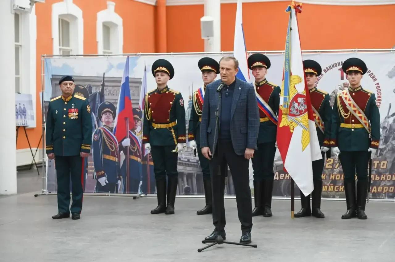 Губернатор Ленинградской области Александр Дрозденко поздравил росгвардейцев с 10-летием создания службы и 215-й годовщиной войск правопорядка