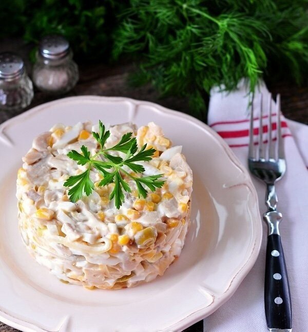 Салат с консервированными грибами и кукурузой: быстрый и вкусный рецепт