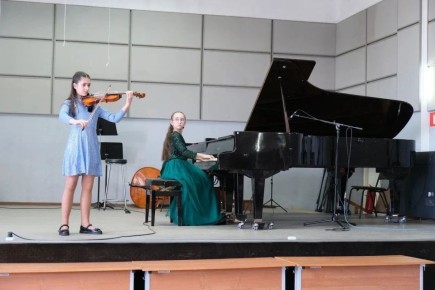 Ленобласть развивает сотрудничество с Енакиево через творческие проекты: юные музыканты из подшефного города выступили на ленинградской сцене в Тихвине