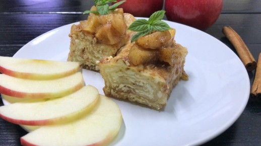 Легкий десерт с яблоками и творогом: рулетики в карамели
