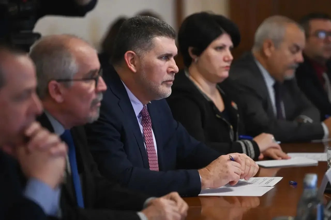 Александр Дрозденко: Порты Ленобласти продолжают работу, отгружают нефтепродукты, продукцию газохимии, удобрения в дружественные страны Александр Дрозденко: Порты Ленобласти продолжают работу, отгружают нефтепродукты, продукцию газохимии, удобрения в дружественные страны