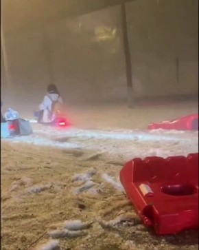 Из-за ливней с градом на юге Китая машины, мотоциклы и пешеходы передвигаются по улицам через снежно-ледяные потоки