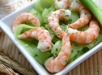 Необычный салат с креветками и огурцами по-китайски