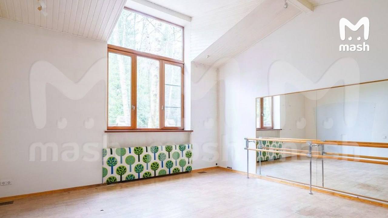 Настя Ивлеева и её муж распродают недвижимость — блогерша уже избавилась от родительской двушки, Филипп Бегак — снизил цену на свой двухэтажный дом на 4 миллиона Настя Ивлеева и её муж распродают недвижимость — блогерша уже избавилась от родительской двушки, Филипп Бегак — снизил цену на свой двухэтажный дом на 4 миллиона