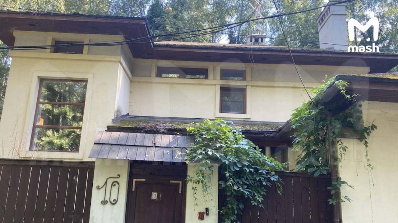 Настя Ивлеева и её муж распродают недвижимость — блогерша уже избавилась от родительской двушки, Филипп Бегак — снизил цену на свой двухэтажный дом на 4 миллиона Настя Ивлеева и её муж распродают недвижимость — блогерша уже избавилась от родительской двушки, Филипп Бегак — снизил цену на свой двухэтажный дом на 4 миллиона