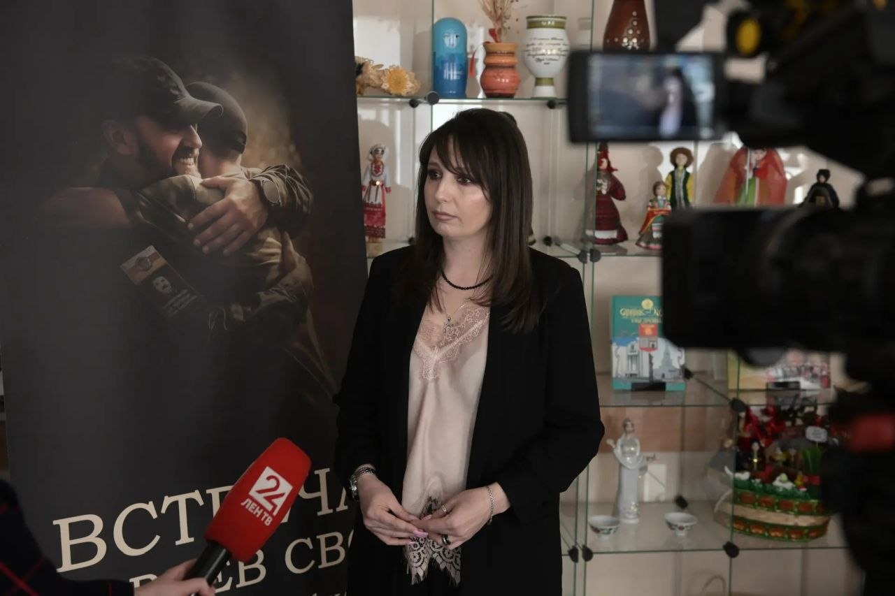 В Доме дружбы Ленобласти представили документальный фильм Ольги Калединой «Встреча героев СВО» В Доме дружбы Ленобласти представили документальный фильм Ольги Калединой «Встреча героев СВО»