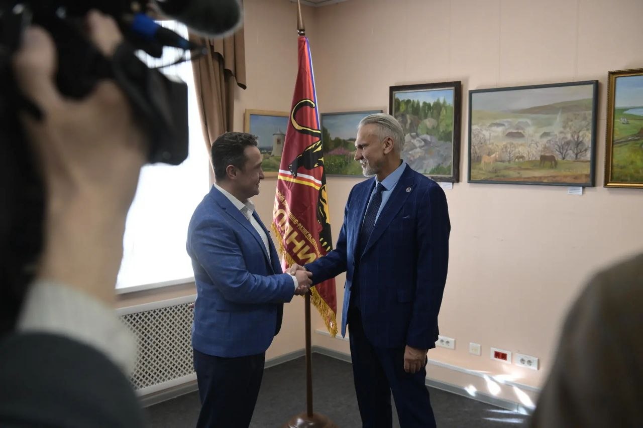 В Доме дружбы Ленобласти представили документальный фильм Ольги Калединой «Встреча героев СВО» В Доме дружбы Ленобласти представили документальный фильм Ольги Калединой «Встреча героев СВО»