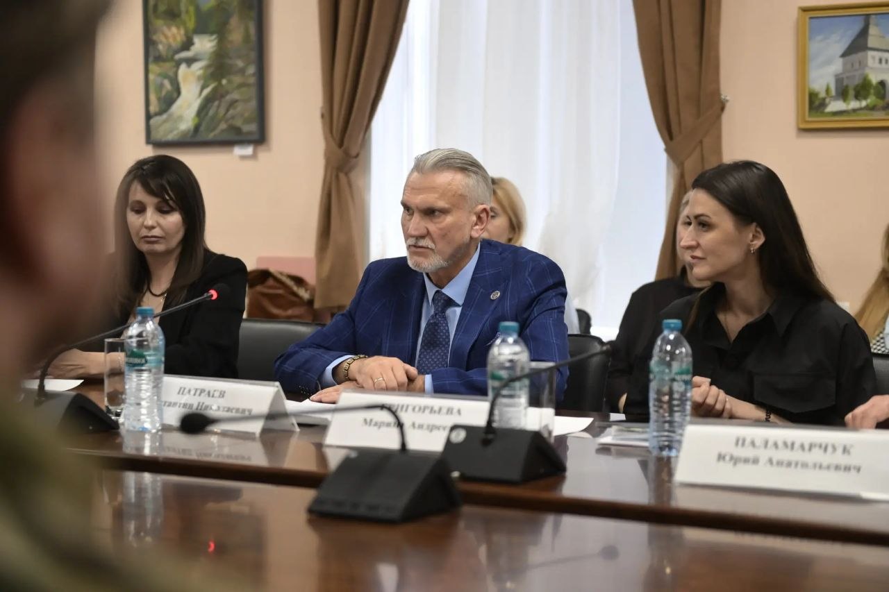 В Доме дружбы Ленобласти представили документальный фильм Ольги Калединой «Встреча героев СВО» В Доме дружбы Ленобласти представили документальный фильм Ольги Калединой «Встреча героев СВО»