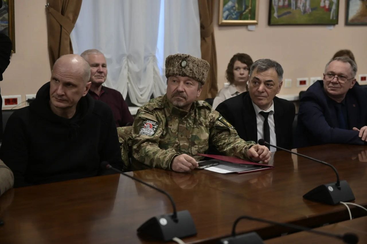 В Доме дружбы Ленобласти представили документальный фильм Ольги Калединой «Встреча героев СВО» В Доме дружбы Ленобласти представили документальный фильм Ольги Калединой «Встреча героев СВО»