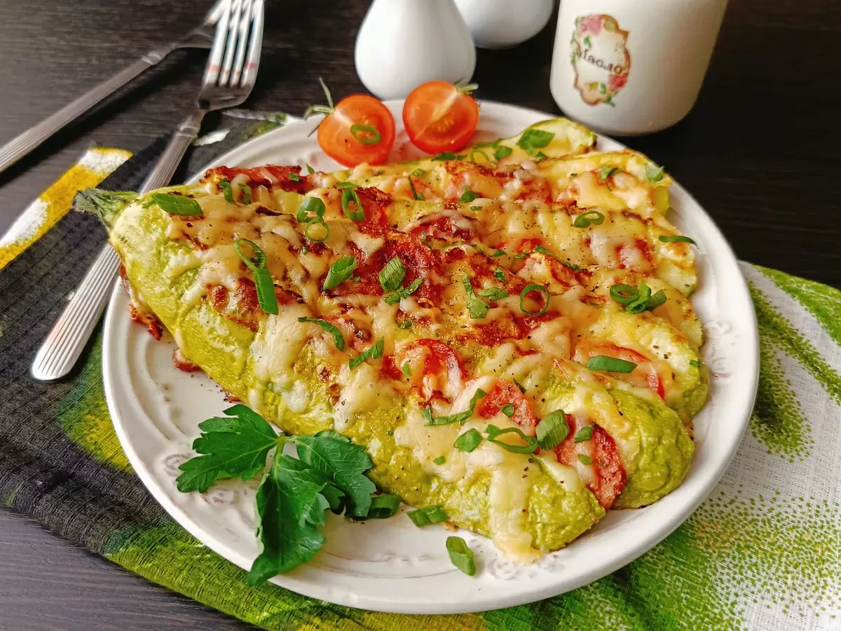 Кабачковый веер с сосисками и сыром: удивительная закуска на вашей кухне