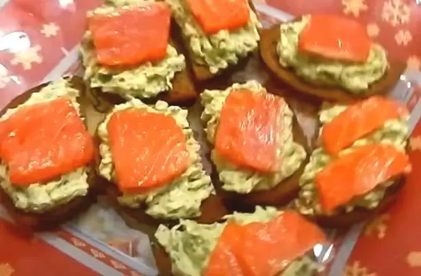 Изюминка на столе: бутерброды с авокадо и красной рыбой