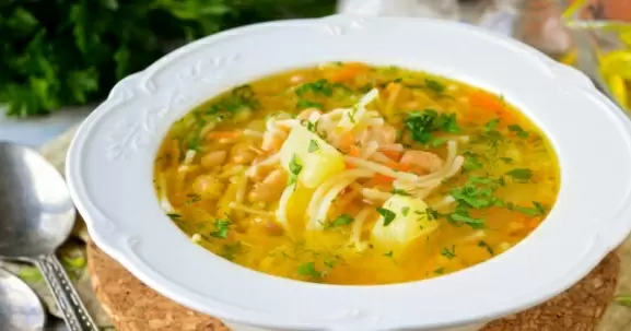 Суп с фасолью и вермишелью: полезный и сытный вариант для семейного обеда