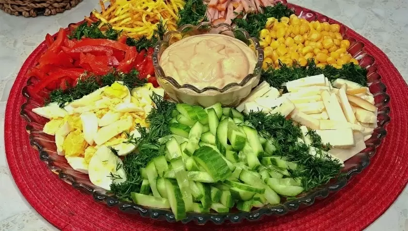 Как удивить гостей на праздничном столе: секреты идеальных салатов