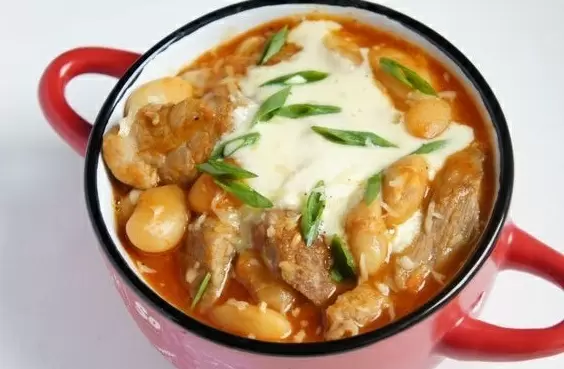 Вкусное сочетание: тушёная свинина с фасолью в пикантном томатном соусе