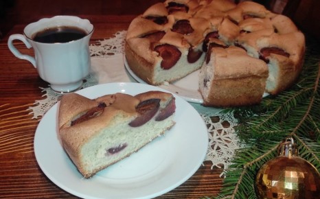 Шарлотка со сливами: незабываемый десерт для уютного чаепития