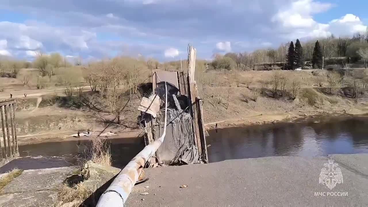 В Волхове рухнул пешеходный «мост Строителей»