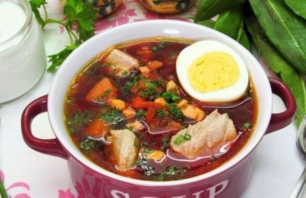 Зеленый борщ с рёбрышками: вкусный осенний уют на вашем столе