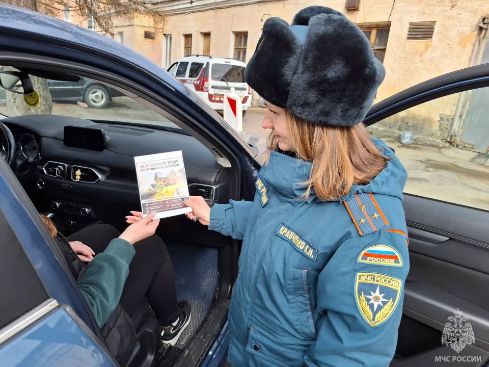 Профилактика с водителями. Сотрудники отдела надзорной деятельности и профилактической работы Приозерского района провели профилактические беседы с водителями транспортных средств