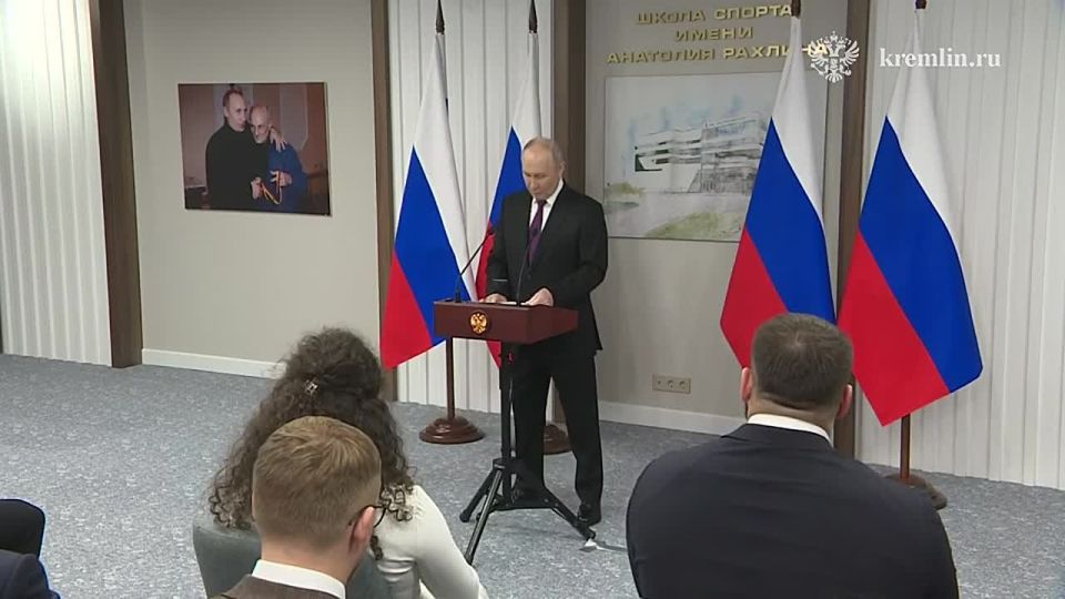 Путин посетил спортивную школу олимпийского резерва имени А.С.Рахлина и вручил Орден Почета коллективу федерации дзюдо Петербурга