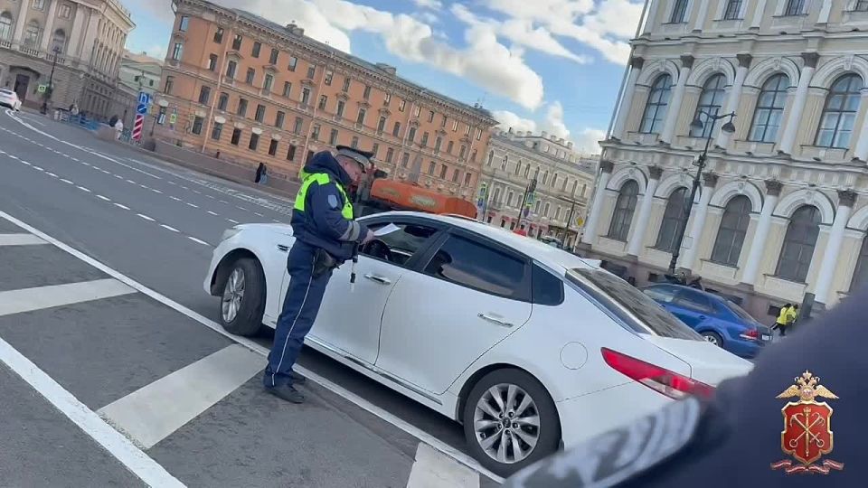 Полиция провела масштабный рейд в самом центре Северной столицы