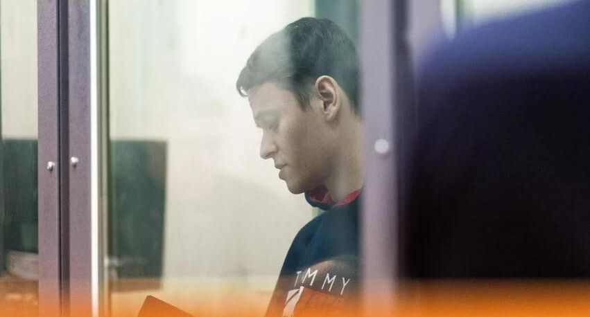 Шарлот поет о патриотизме в колонии