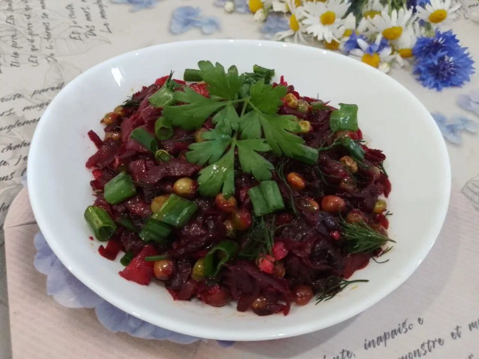 Тушеная свёкла: простой и полезный рецепт с яркими овощами