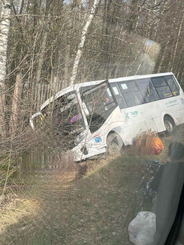 Автобус вылетел в кювет в Ломоносовском районе Ленобласти