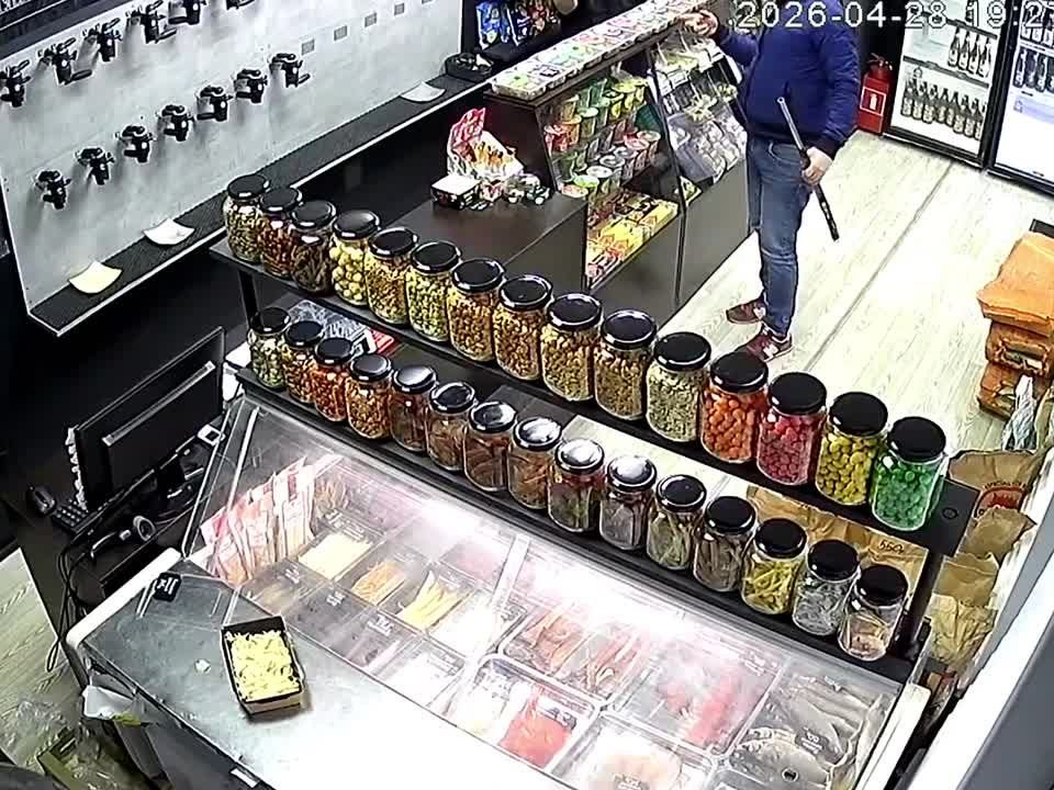 Пьяный мужчина устроил стрельбу в магазине в деревне Петровское