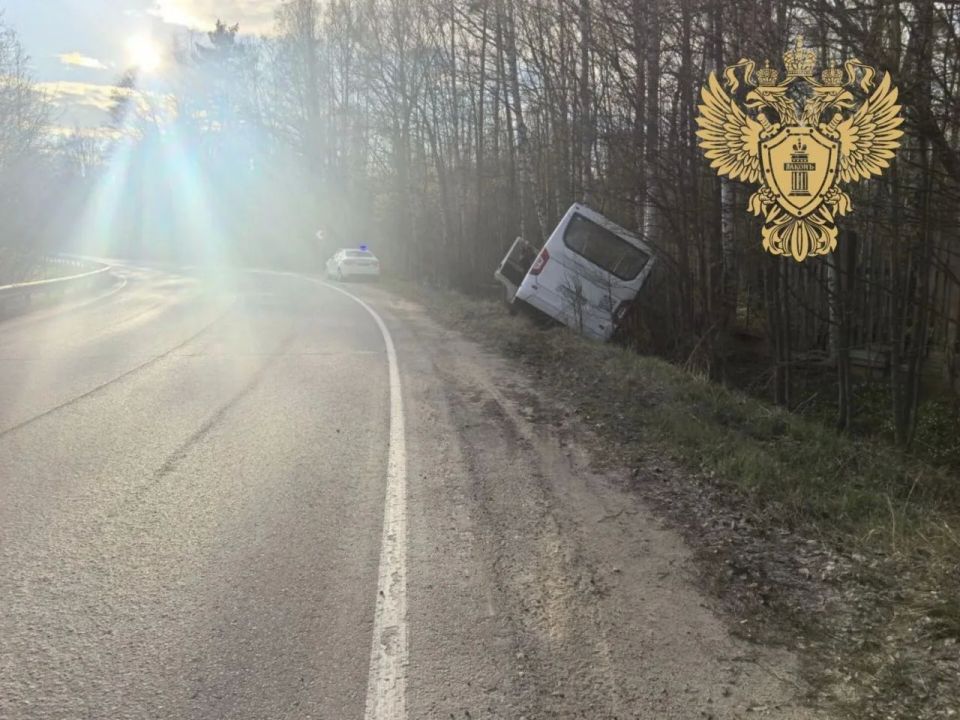 Автобус съехал в кювет на 78-м километре дороги «Санкт-Петербург — Ручьи» в Ломоносовском районе