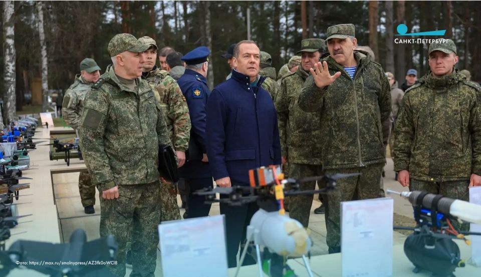 Дмитрий Медведев и Александр Беглов посетили учебный центр Ленинградского военного округа