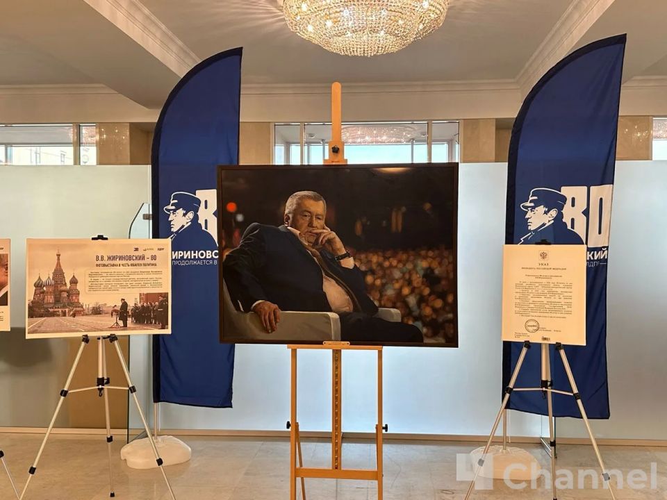 В Доме правительства Ленобласти торжественно открыли выставку памяти основателя ЛДПР Владимира Жириновского